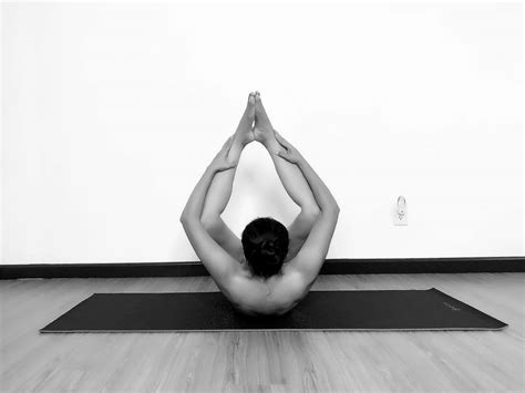 Thanh Ngọc Đồng tiền xương máu tuổi gợi cảm thích chụp Yoga nude