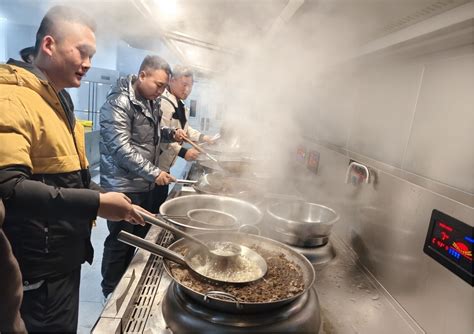 “爱心大锅药”为全体学生保驾护航 云南三鑫职业技术学院熬制防流感大锅药 云南三鑫职业技术学院