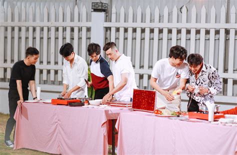 10 hot boy Người ấy là ai nắm tay kê đầu cực tình cảm trong tập đặc biệt