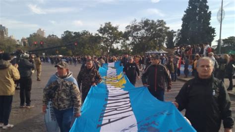 D A De La Bandera Unos Ex Combatientes De Malvinas Desfilaron