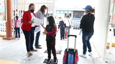 Refuerzan filtros sanitarios en escuelas para proteger a niños