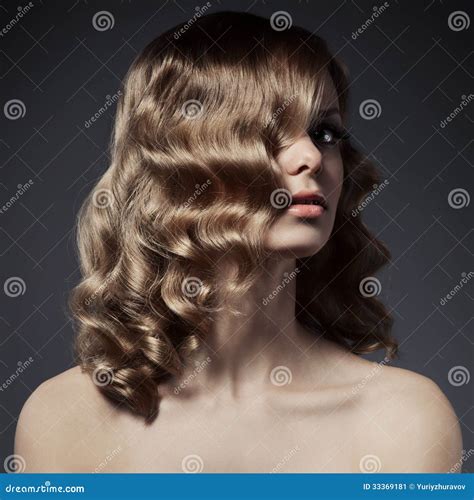 Sch Ne Blonde Frau Gelocktes Langes Haar Stockbild Bild Von Lockig Haarpflege