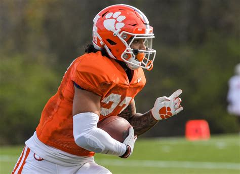 Clemson Tigers Running Back Chez Mellusi To Enter Ncaa Transfer Portal Sports Illustrated