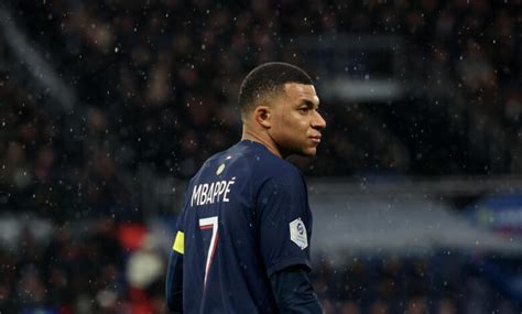 Mbappé recebe golpe no nariz deixa jogo da França e preocupa