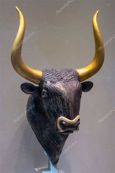 Rhyton Cabeza De Toro De Piedra Lado Izquierdo De La Cabeza Y Cuernos