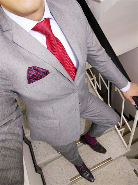 Traje Gris Camisa Azul Clara Decorada Corbata Roja Pañuelo Rojo