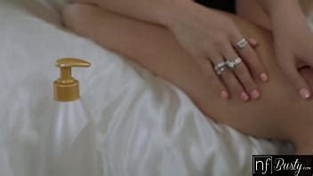 La blonde aux gros seins Angie Faith séduit son mari dans une séance de