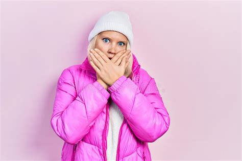 Prachtige Blonde Vrouw Van De Caucasiaanse Met Wolhoedje En Winterjas Geschokt Bedekte Mond