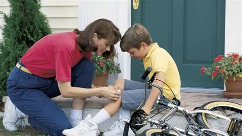 Pasos para curar una quemadura de fricción en los niños Estilo de