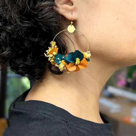 Boucles doreilles créoles en fleurs stabilisées oranges et bleues