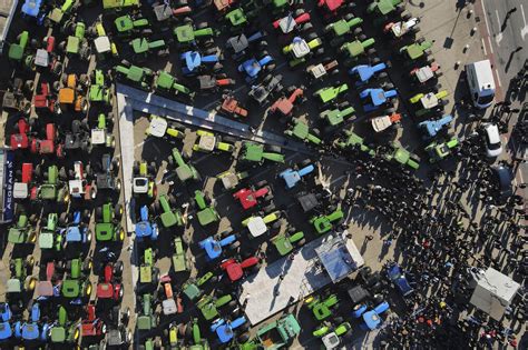 Protest Farmera Trese Celu Evropu Traktori Paralisali Solun U Briselu