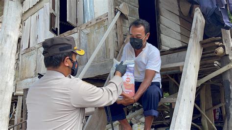 Kapolres OKI Turun Langsung Berikan Bansos Kepada Masyarakat Yang