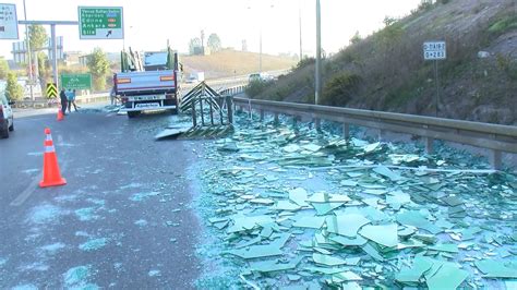 TIR ın kasasındaki camlar yola savruldu Trafik durma noktasına geldi