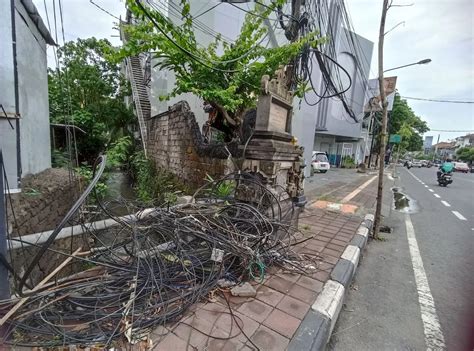 Bahaya Kabel Berserakan Di Jalan Teuku Umar Denpasar Layaknya Sampah