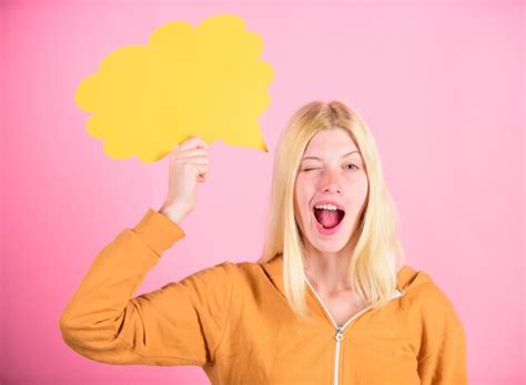 Idée Et Inspiration Idée Et Concept De Remue méninges Fille Blonde Mignonne Avec Bulle De