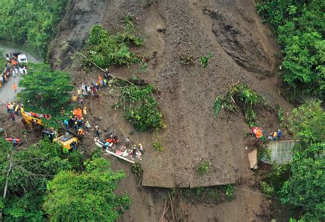 Deslizamiento De Tierra Sepulta Autobús En Colombia Hay Más De 30