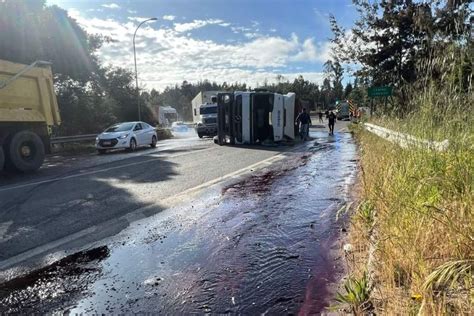 Cami N Vuelca Y Derrama Carga De Vino En Valpara So Valpara So Informa