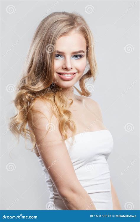 Happy Blonde Frau Auf Weißem Hintergrund Stockbild Bild von nett gesicht