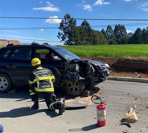 Mulher Bate Carro Em Poste E Fios De Alta Tens O A Colocam Em Perigo