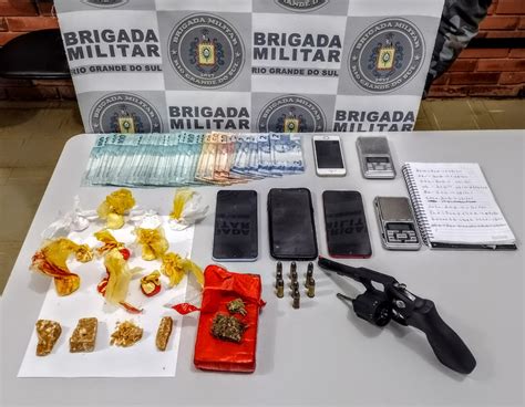 Bm Prende Trio Por Tr Fico E Porte De Arma No Bairro Oliveira