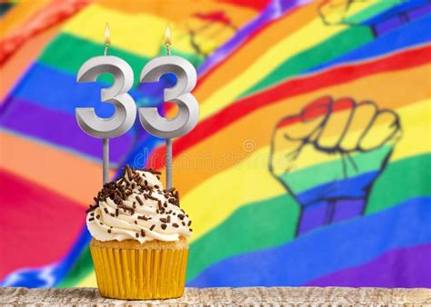 Tarjeta De Cumpleaños Con Colores De Orgullo Gay Número De Vela Imagen de archivo Imagen de