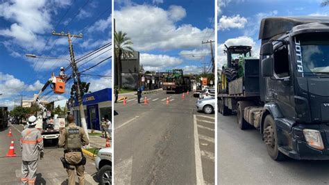 VÍDEO Carreta arrasta fiação danifica postes e interdita via em Lages