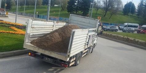 Kasa arka kapağı açık kamyon yükünü döke döke yoluna devam etti