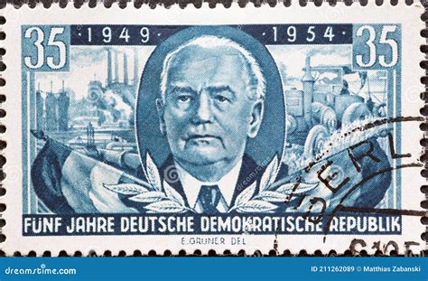 Alemania Ddr Alrededor De Un Sello Postal De Alemania Gdr Que