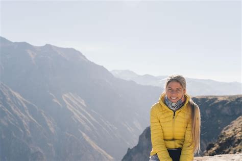 Touriste Blonde Femme Debout Au Canyon De Colca Dans Le Sud Du P Rou Photo Premium