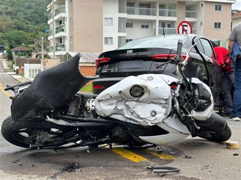 VÍDEO motociclista é encaminhado ao hospital após acidente de trânsito