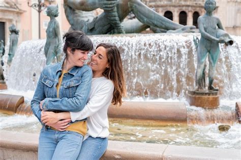 Una Joven Pareja De Lesbianas Hispanas Sentada En Una Fuente En Valencia Concepto Gay Y L Sbico