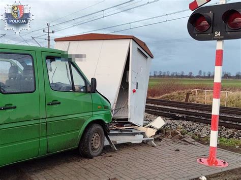 Wjechał w budkę na oczach świadków Szybko stracił kluczyki