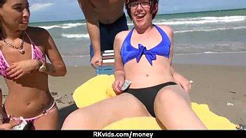 Sexy exhibicionista gfs se pagan en efectivo por un poco de público 28 XVIDEOS