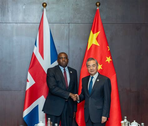 Wang Yi rencontre le ministre britannique des Affaires étrangères du