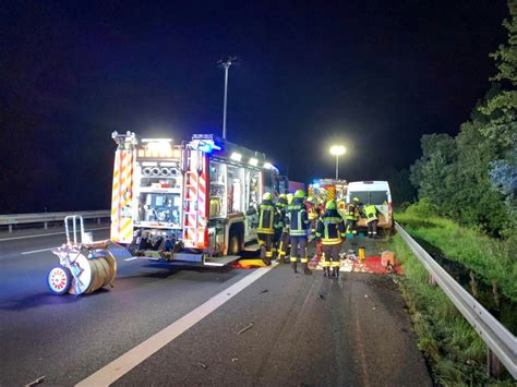 Schwerer Verkehrsunfall A Transporter F Hrt Auf Lkw Auf