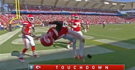 Chiefs WR Tyreek Hill Does Backflip After His Third Touchdown Of The Game (VIDEO)