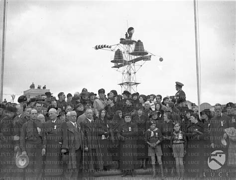 Foto Di Gruppo Di Mussolini Con Le Famiglie Dei Caduti Dell Aviazione