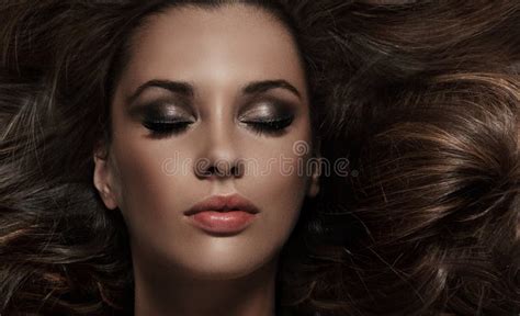 Reizend Brunette stockbild Bild von kühl energisch