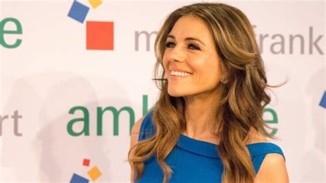 Elizabeth Hurley à 56 ans elle prend la pose en bikini et fait