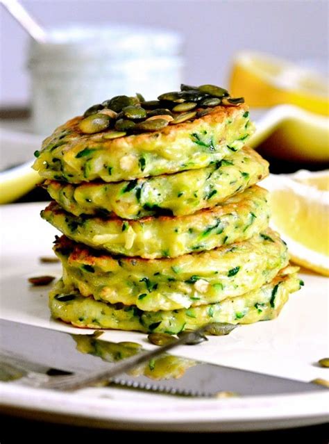 Zucchini Pancakes With Dill Sour Cream Opskrift Zucchini Vegetaropskrifter Vegetarisk