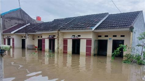 Sungai Cidurian Meluap Puluhan Rumah Di Tangerang Terendam Banjir Meter