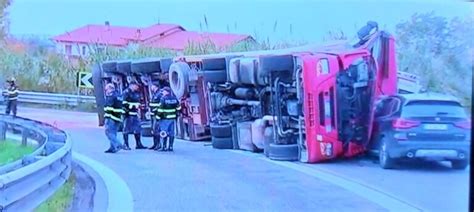 Tir Schiaccia Ambulanza Due Morti Soccorritori Ch