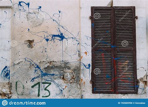 Persianas Marrones De Madera Cerradas En Una Pared De Textura Gruesa