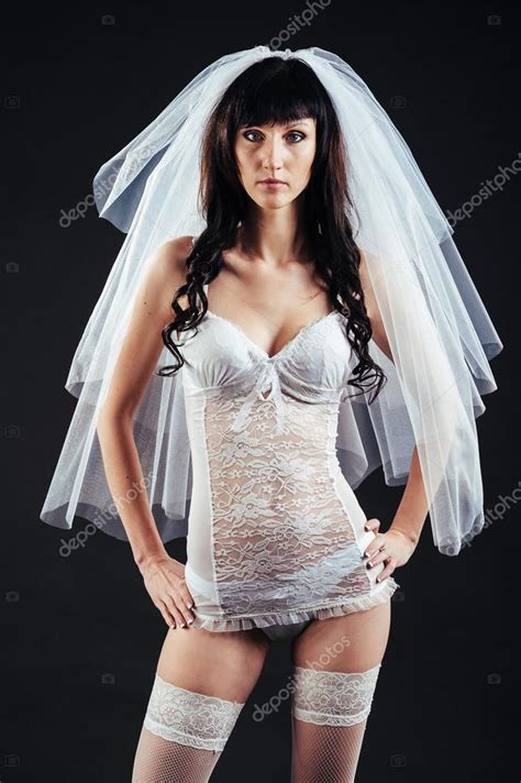 Sexy belle mariée nue avec voile en lingerie érotique blanche sur un fond noir portrait de