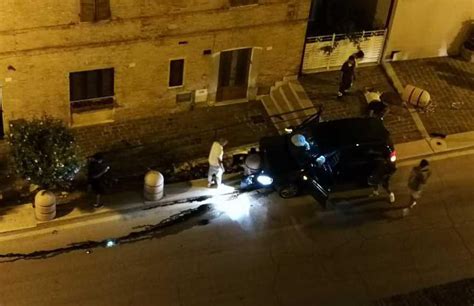 Fuoristrada In Via Cinque Torri Con Strike Di Blocchi Di Cemento