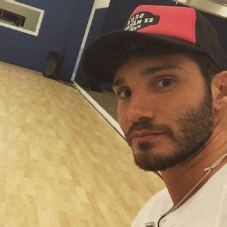 Grave lutto per Stefano De Martino Il ballerino ha lasciato Ibiza ed è