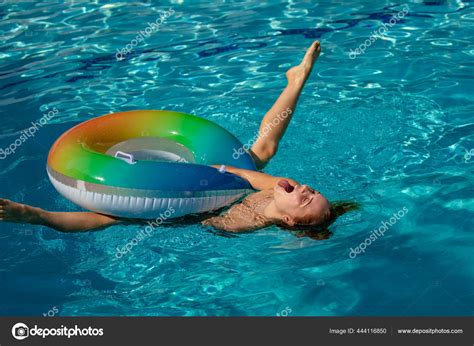 Summer Sexy Woman In Pool Girl In Bikini Summertime Seductive Woman Swimming Pool — Stock