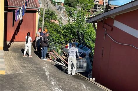 Veículo fica sem freios e invade terreno no bairro Vila Nova em Bento