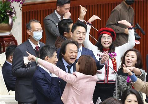 蔣萬安上任台北市長首日 王世堅送他這份禮物 公職人員就職日 要聞 聯合新聞網