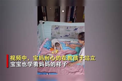 一岁宝宝跟着妈妈学站立，宝宝站起来后笑容让网友直呼：太治愈